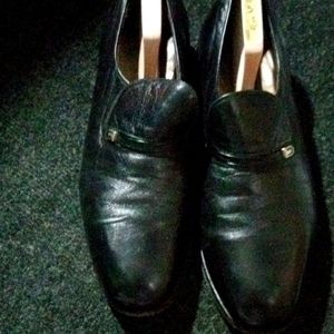 Bally made in Switzerland lblack leather loafers